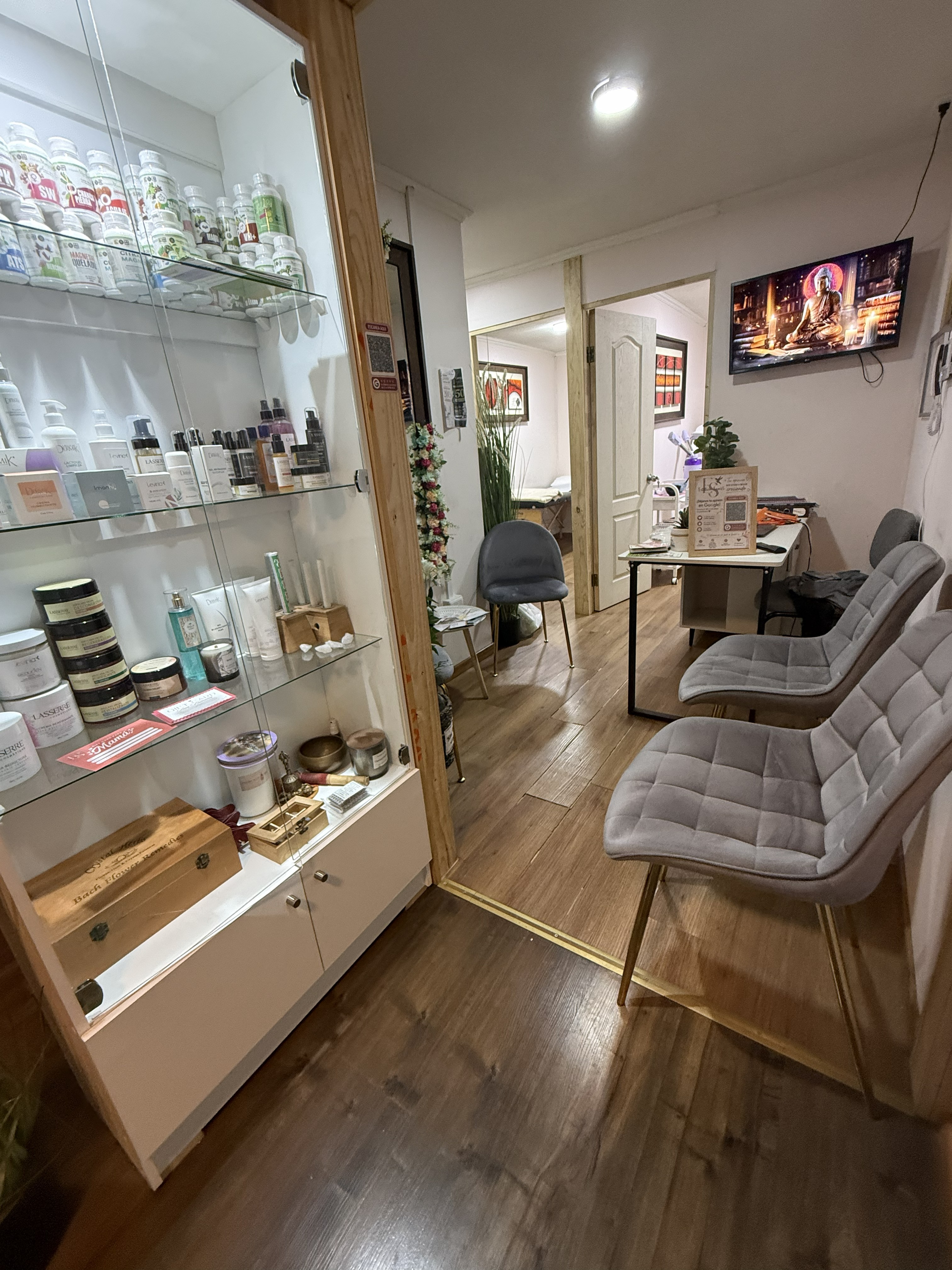 Recepción de Estética SanVi con vitrina de productos en San Vicente de Tagua Tagua